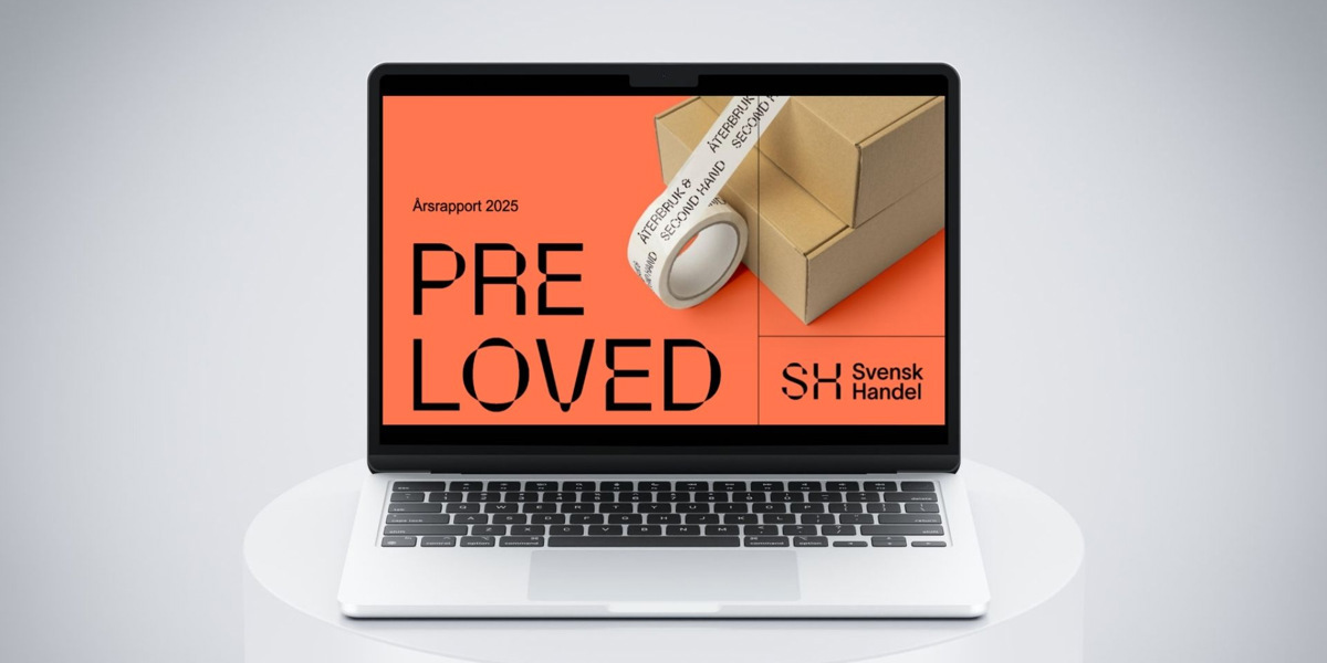 En öppen bärbar dator som sitter på ett vitt bord.