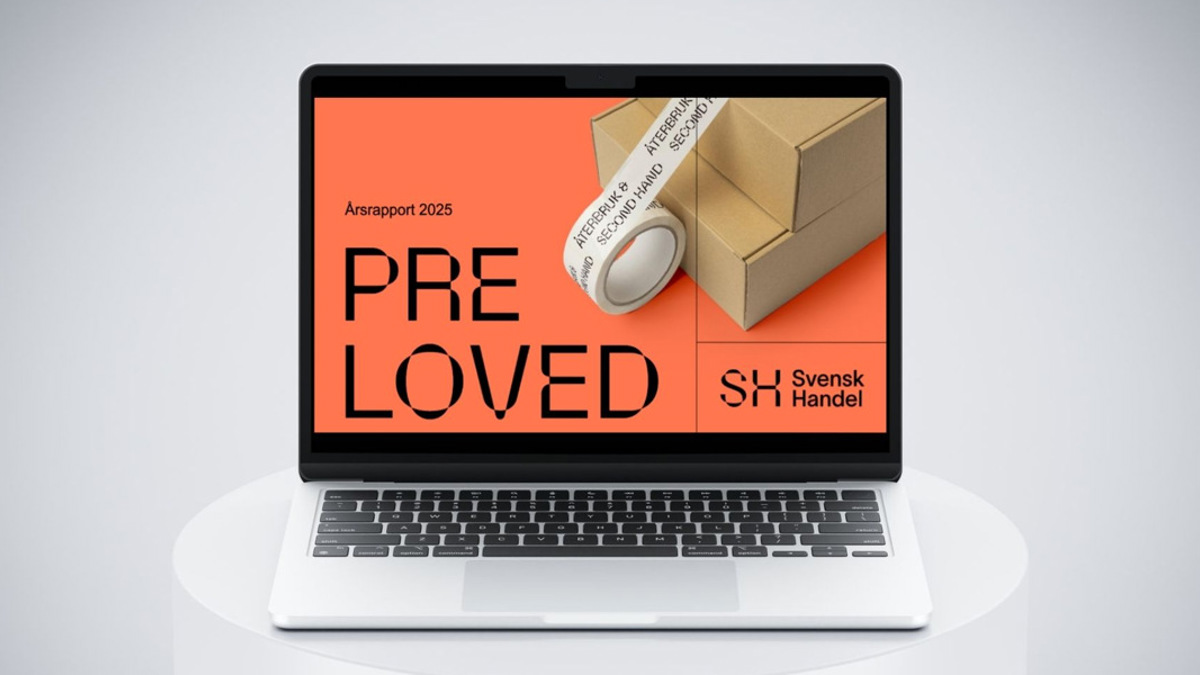 En öppen bärbar dator som sitter på ett vitt bord.