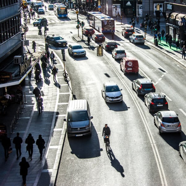 En gata i en stad med mycket trafik.