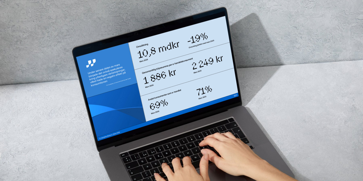 En person skriver på en bärbar dator.