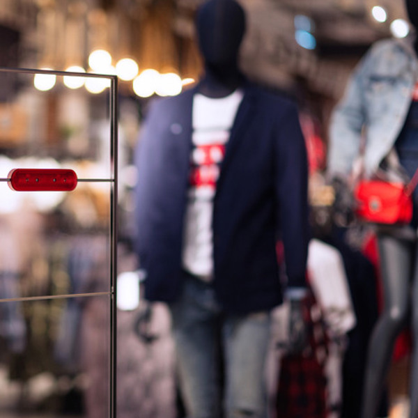 En grupp människor som står runt en butik.