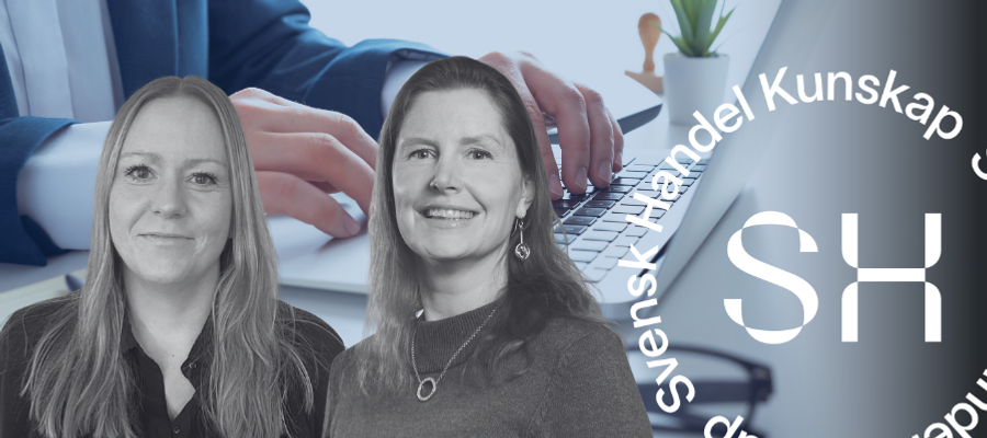 Tv&aring; kvinnor sitter framf&ouml;r en b&auml;rbar dator.