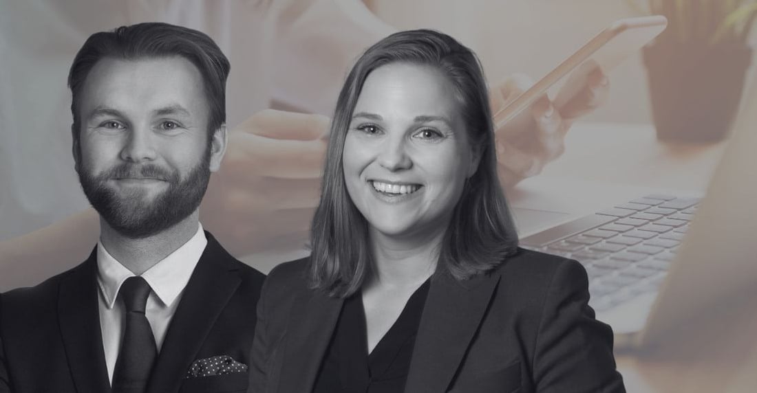 Några personer som står framför en bärbar dator.