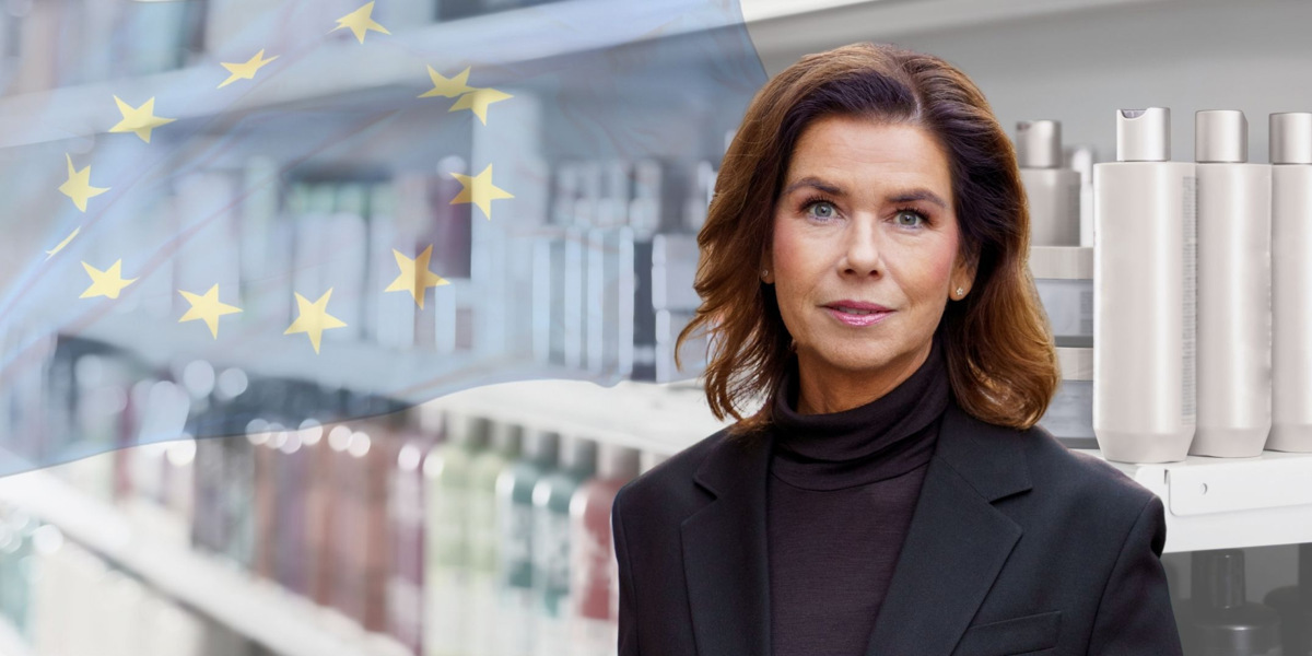 En kvinna som står framför en hylla med flaskor.