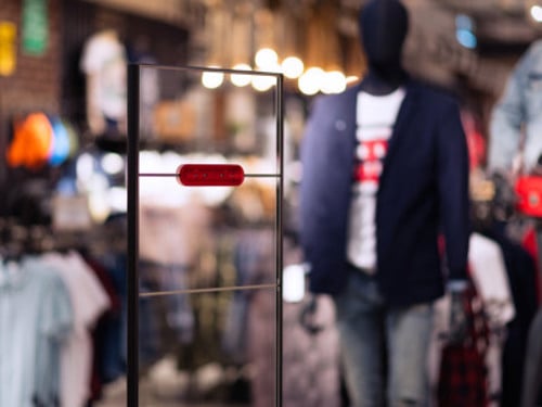 En grupp människor som står runt en butik.