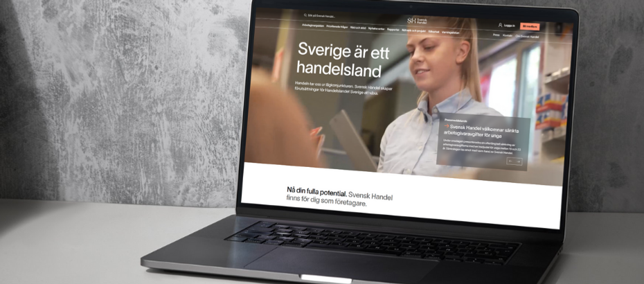 En bärbar dator som sitter på ett bord.