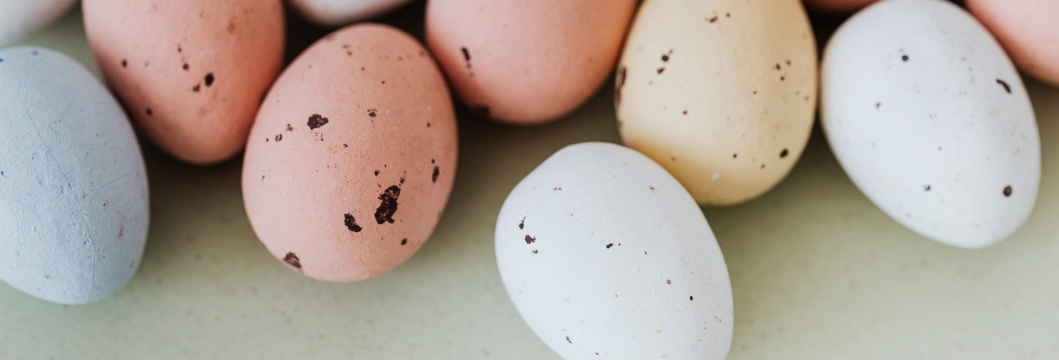 En massa ägg som ligger på ett bord.