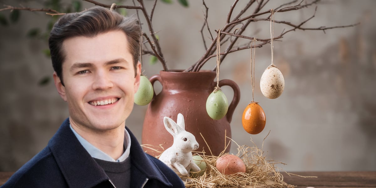 En man st&aring;r framf&ouml;r en vas med &auml;gg.