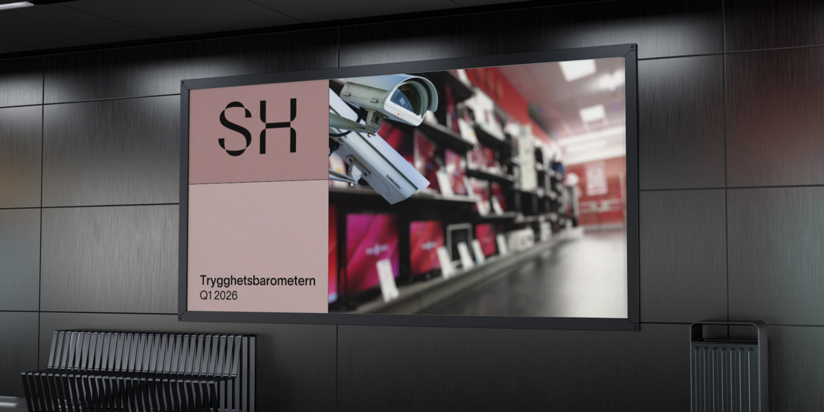 En stor skärm i mitten av en byggnad.