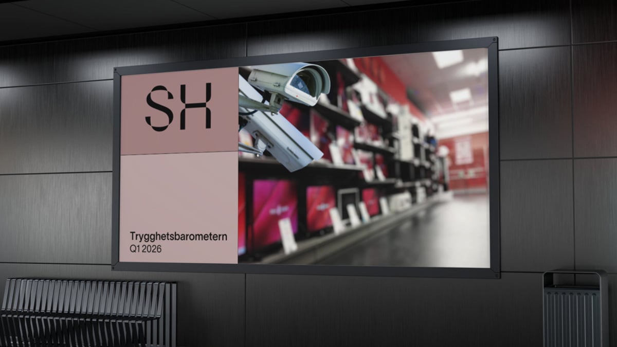 En stor skärm i mitten av en byggnad.