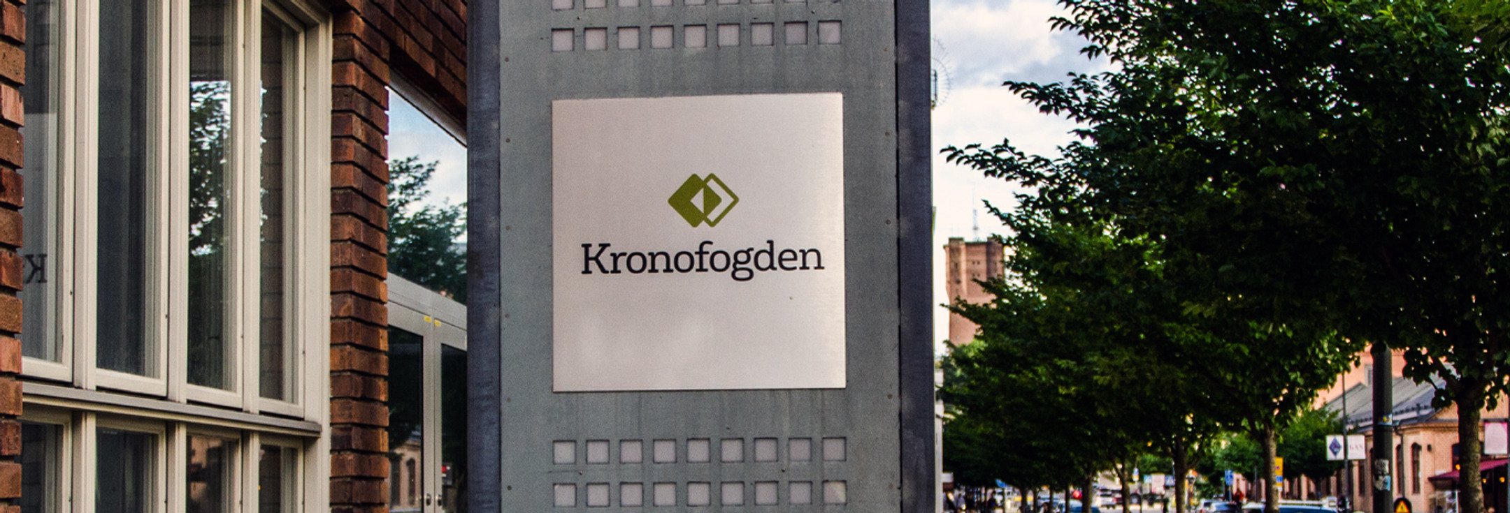 En skylt som sitter på sidan av en byggnad.
