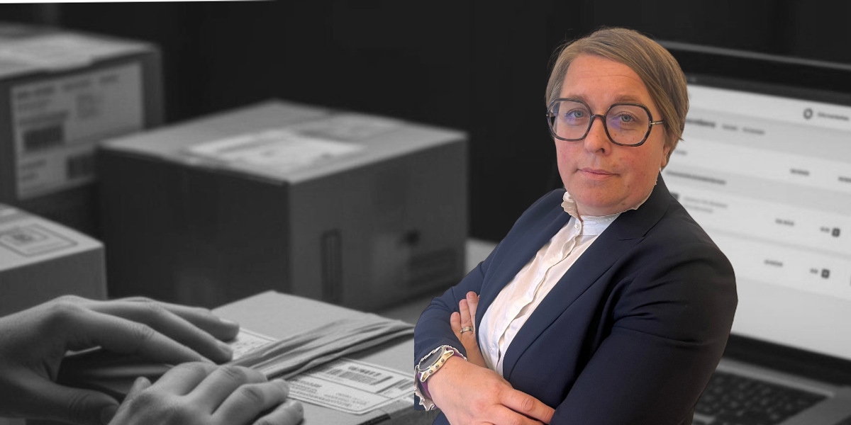 En kvinna som står framför en bärbar dator.
