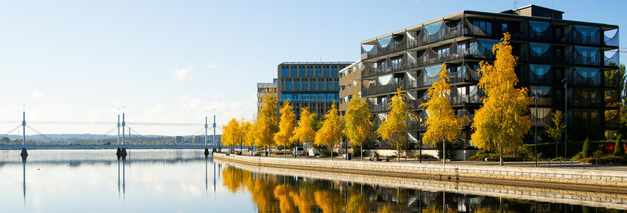 Ett vattendrag omgiven av höga byggnader.