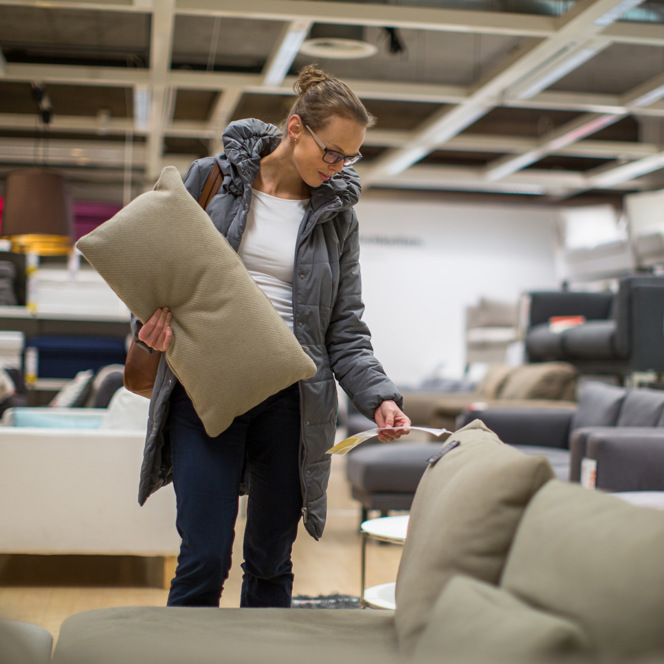kvinna i möbelbutik