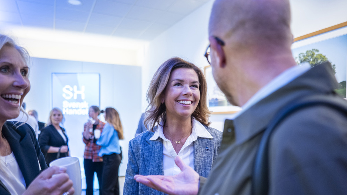 En grupp människor som står och pratar med varandra.