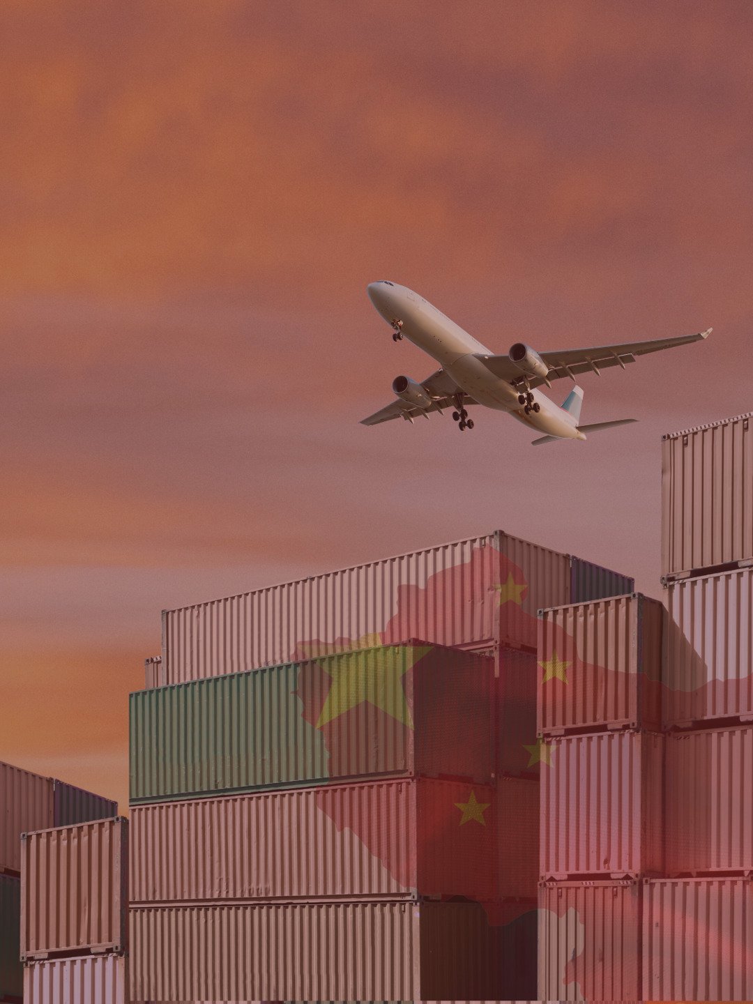 Ett plan som flyger över en stor stapel lastcontainrar.