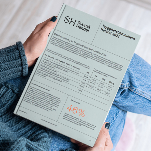 En person som håller ett pappersark i sina händer.