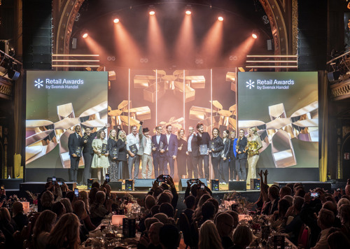 En grupp människor som står på toppen av en scen.