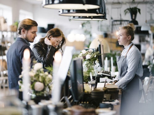 Några personer som står framför en dator.