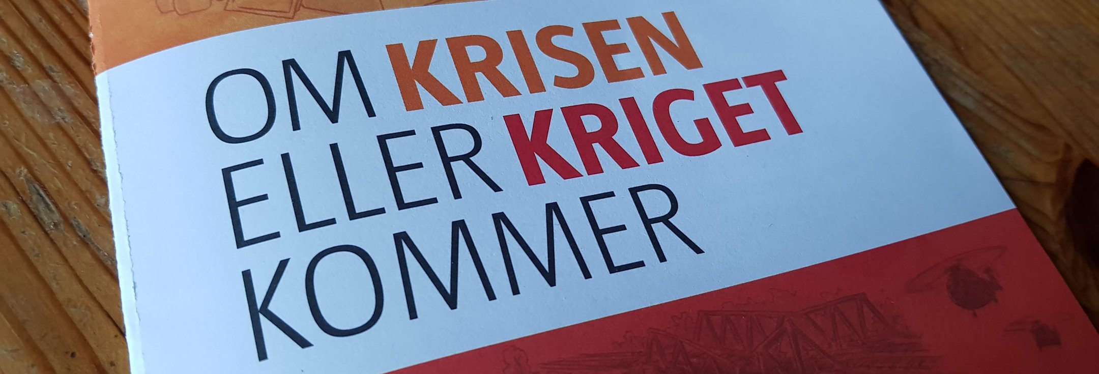En bok som ligger på ett träbord.