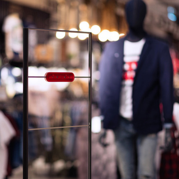 En grupp människor som står runt en butik.