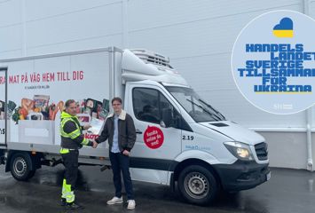 Axfood skänker kylbilar fyllda med blöjor och mat