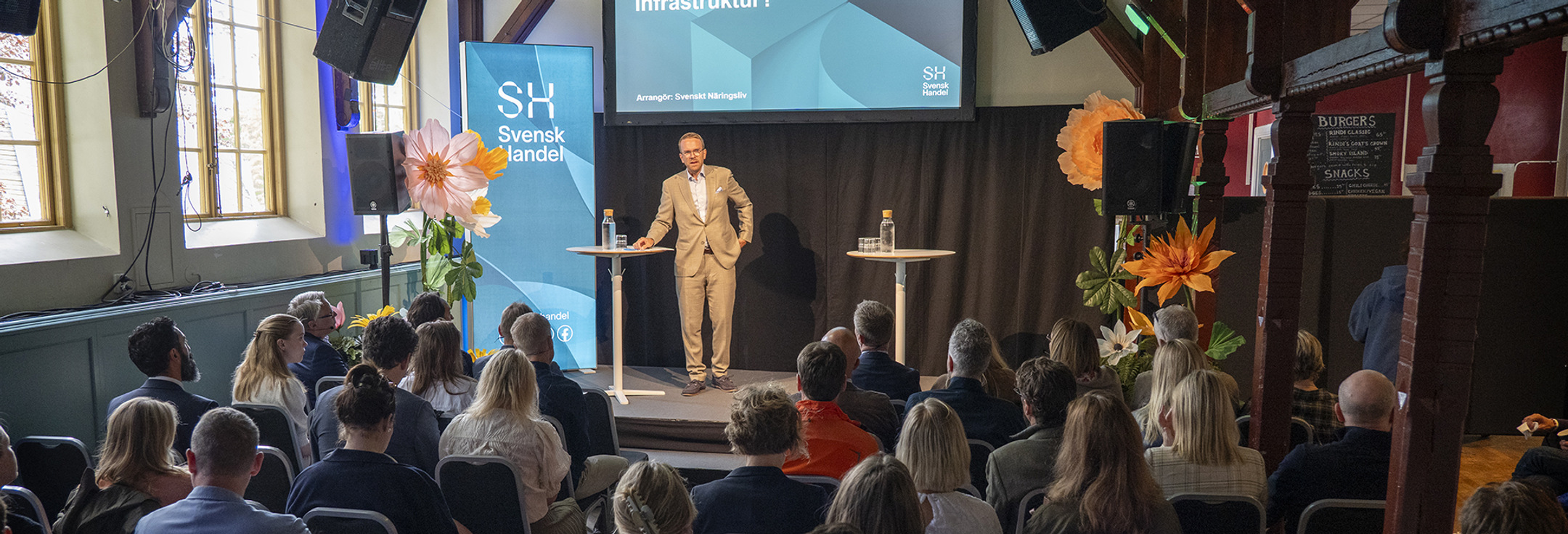 En man som håller en presentation för en grupp människor.