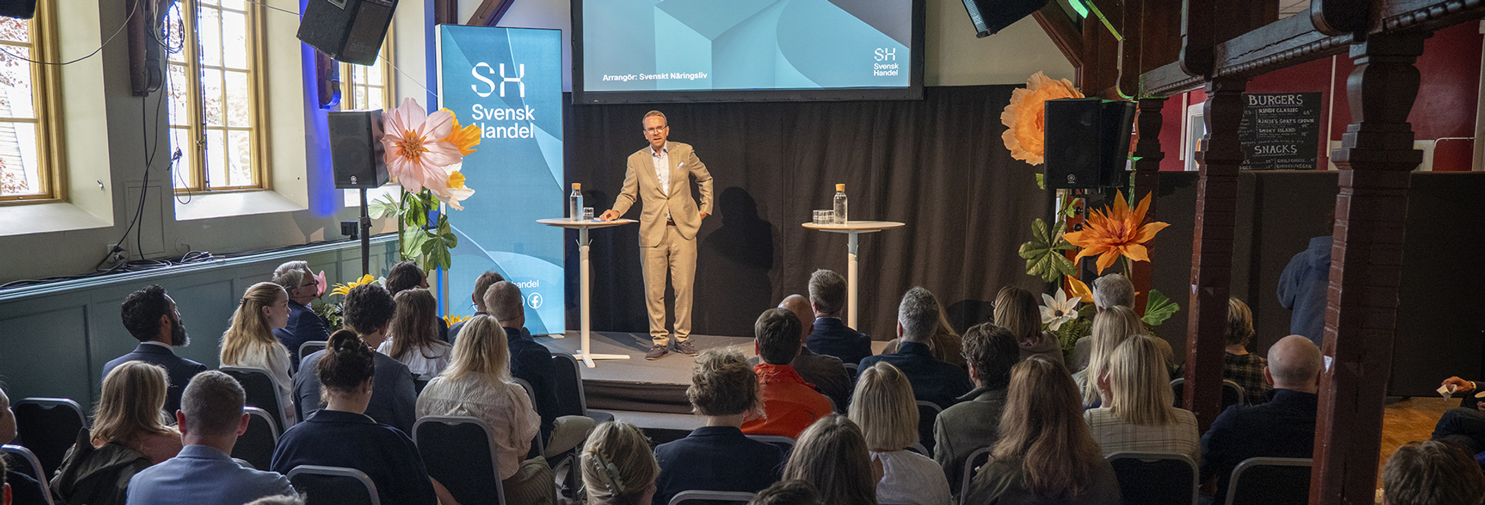 En man som håller en presentation för en grupp människor.