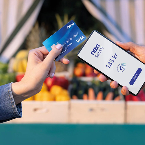 En person som lämnar över ett kreditkort till en annan person.