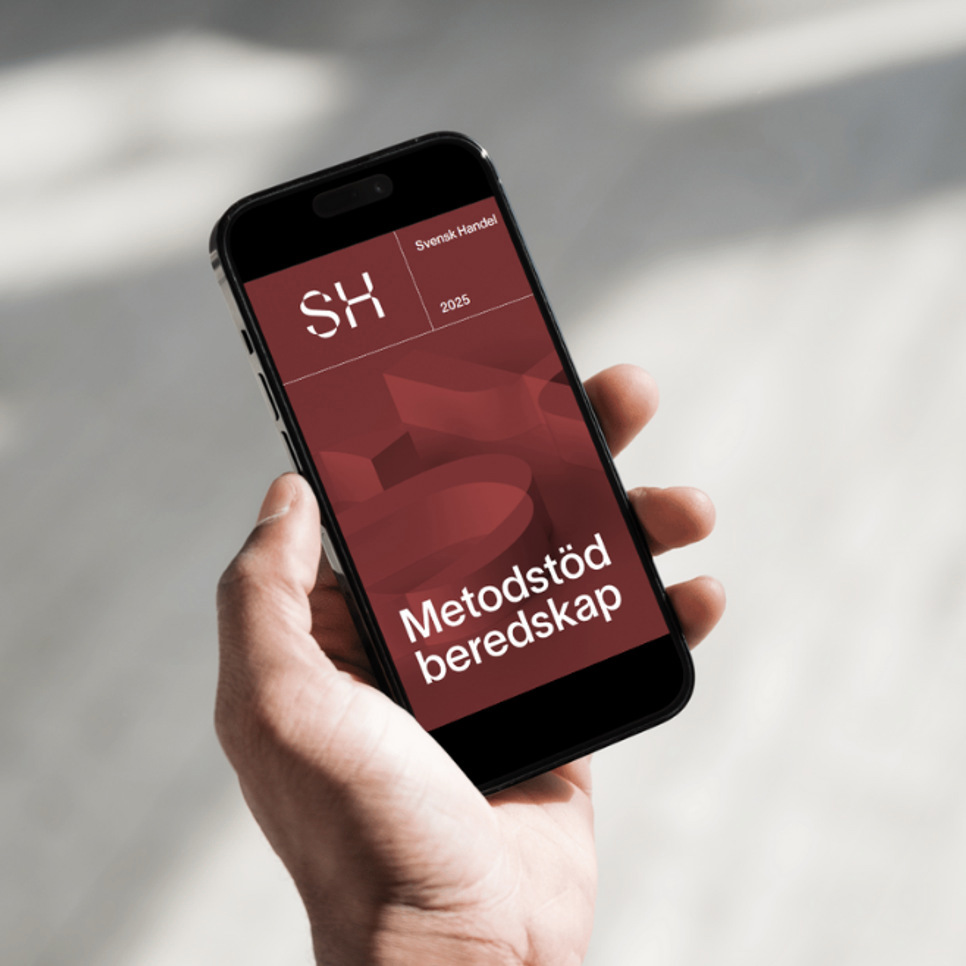 En person som håller en mobiltelefon i handen.