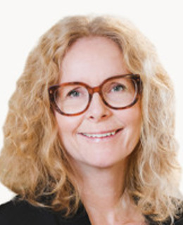 En kvinna med glasögon och svart skjorta.