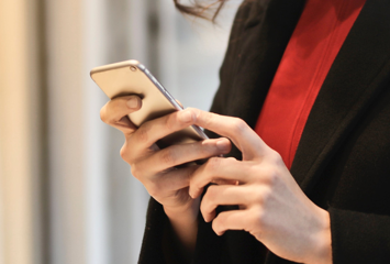 Företag luras i flera steg när de vilseleds att teckna dyra telefonabonnemang