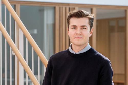 En man som står framför en trappa.