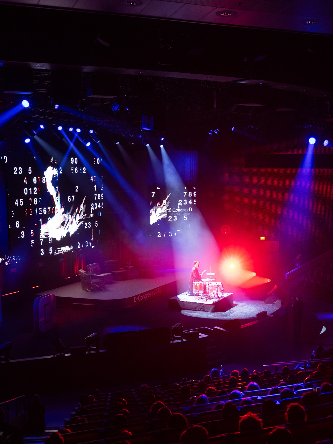 En scen med många lampor på.