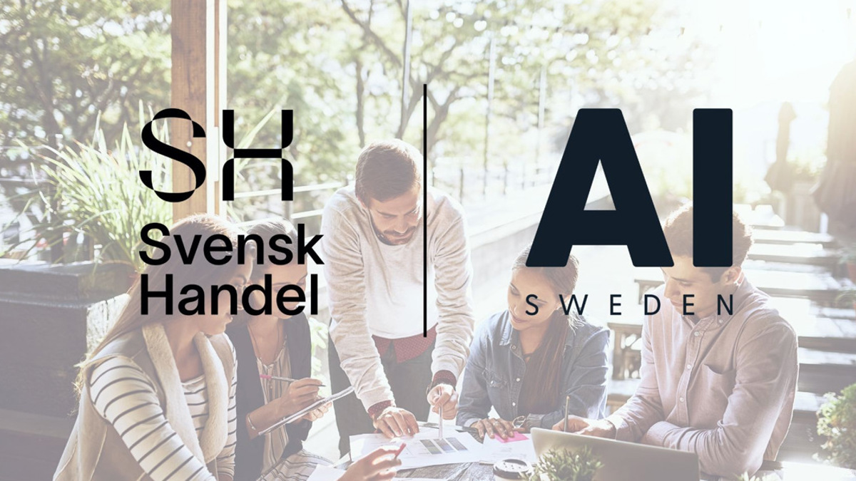 En grupp människor som sitter runt ett bord.