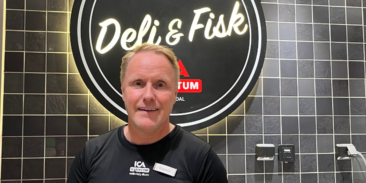 En man står framför en skylt.