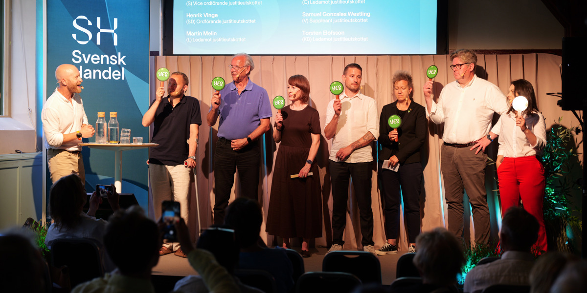 En grupp människor som står uppe på en scen.