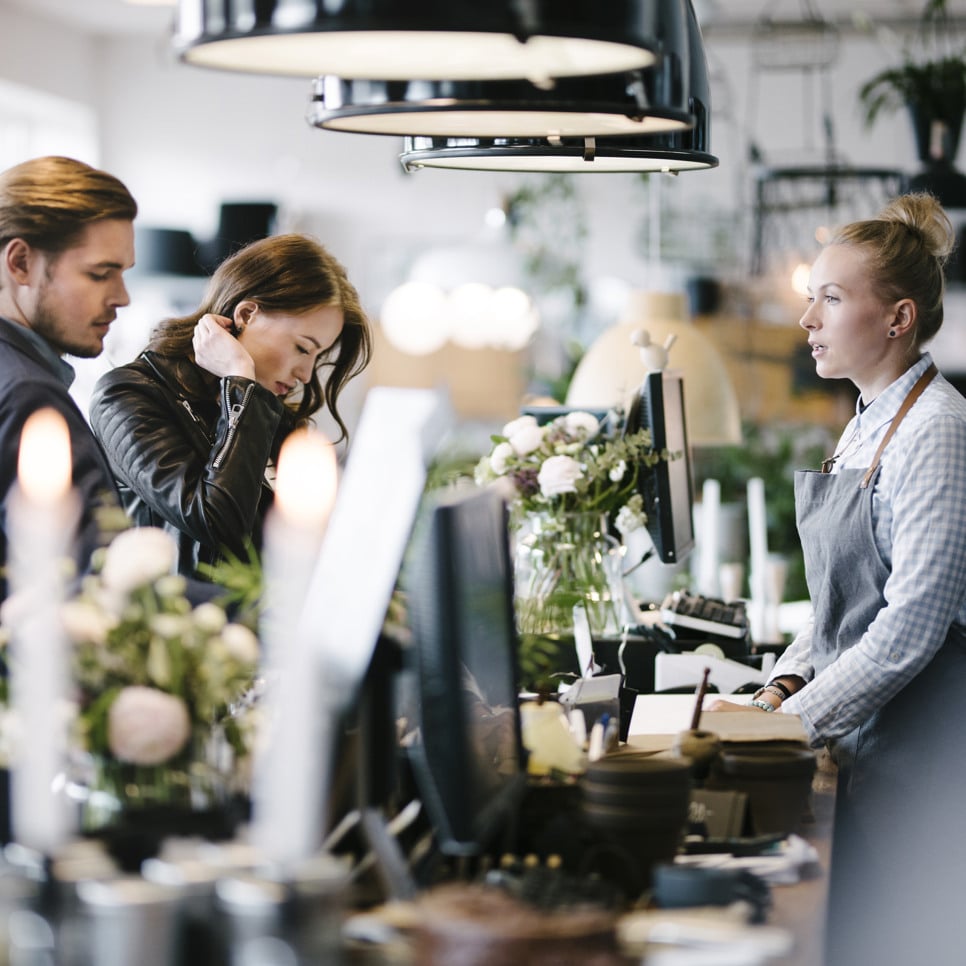 Några personer som står framför en dator.
