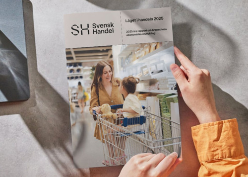 En person som håller en kundvagn i handen.