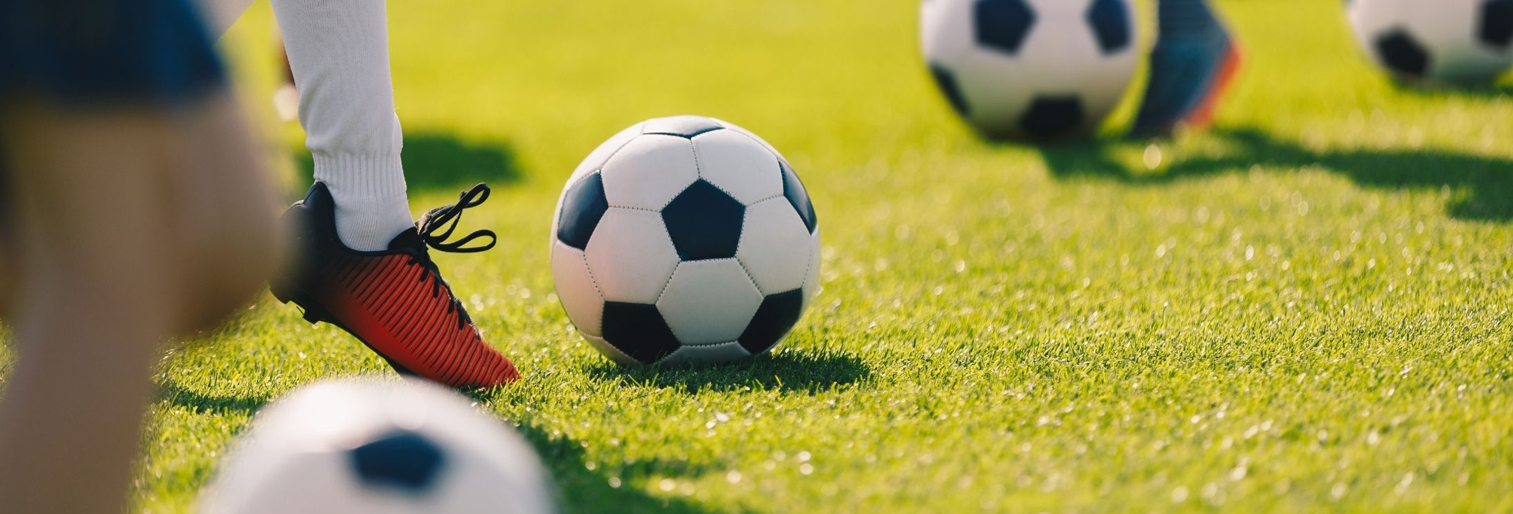 En grupp människor som spelar fotboll på en plan.
