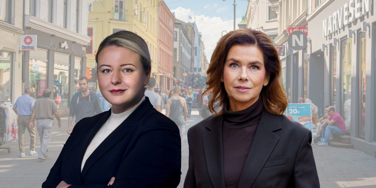 Två kvinnor står framför en gata i en stad.