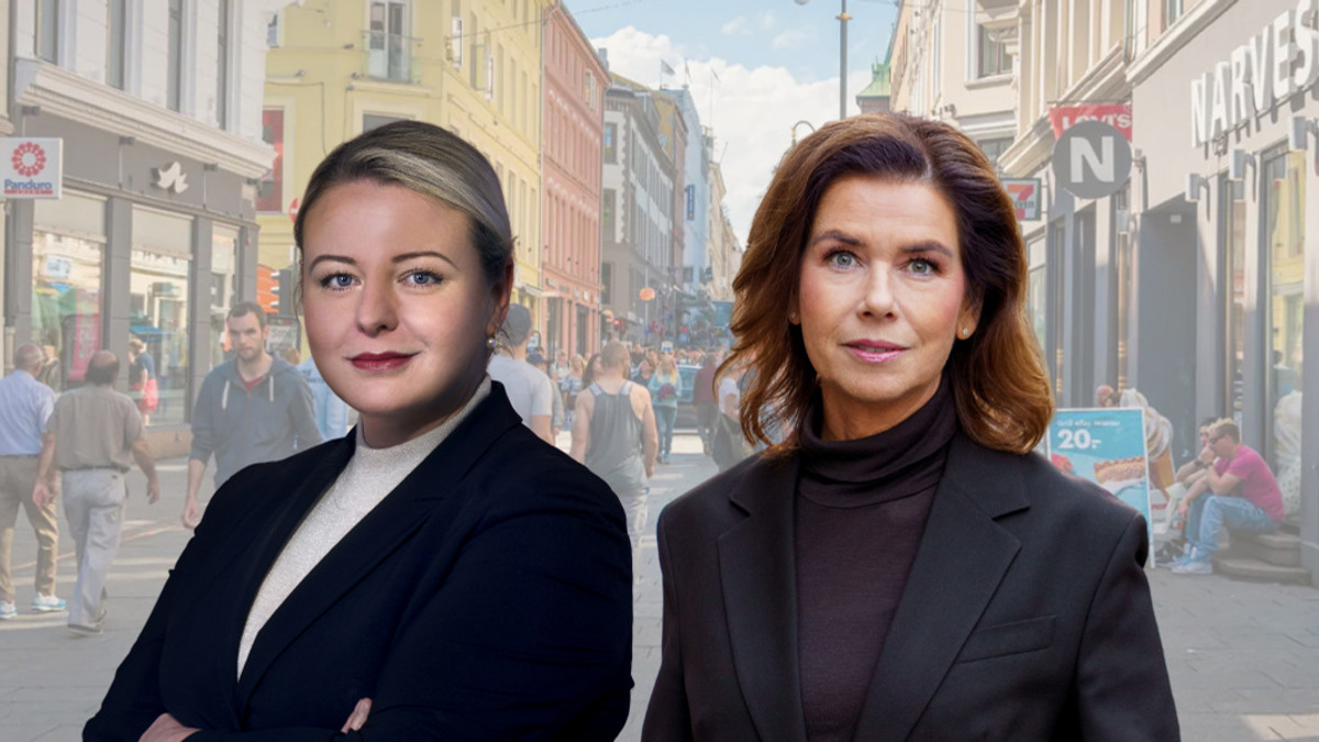 Två kvinnor står framför en gata i en stad.