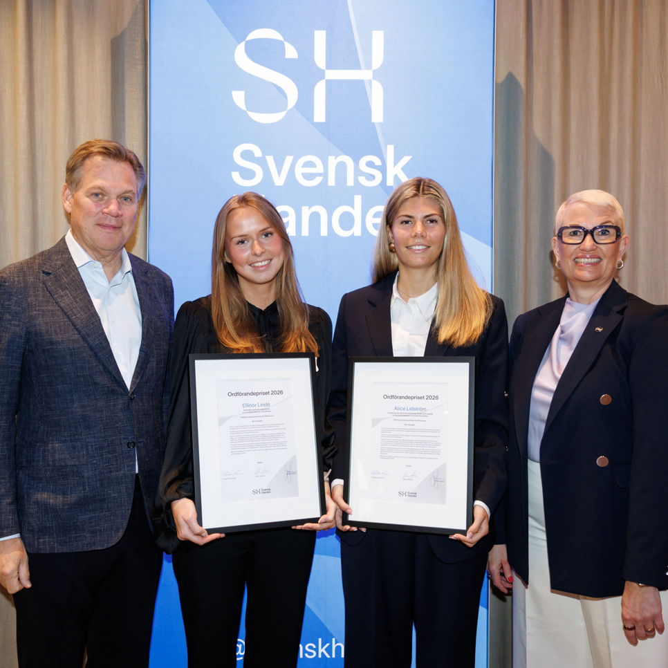 En grupp människor som står bredvid varandra.