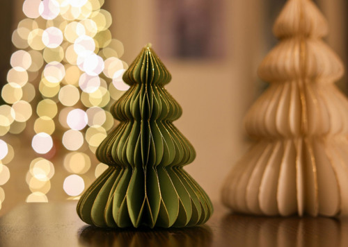 En närbild av en julgran på ett bord.