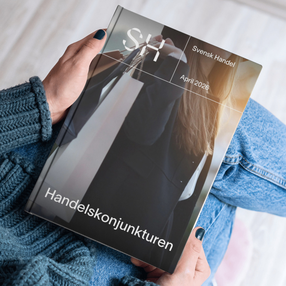 En person som håller en bok i sina händer.