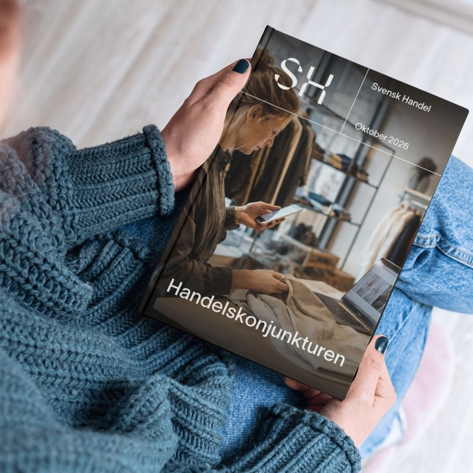 En person som håller en bok i händerna.