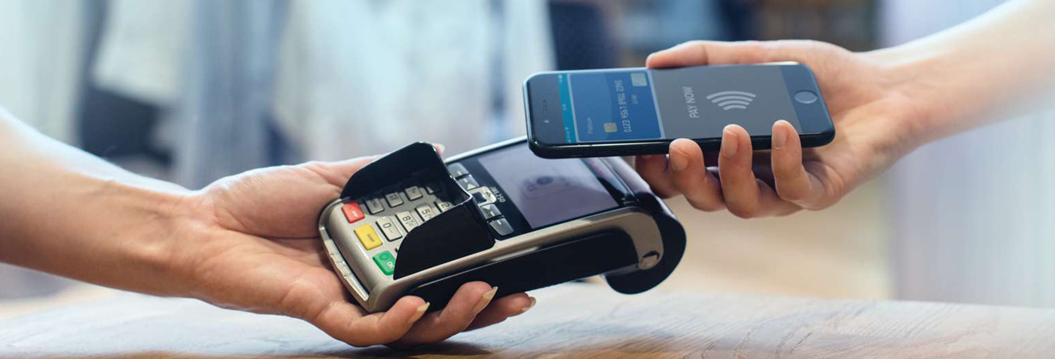 Två personer som håller mobiltelefoner i sina händer.