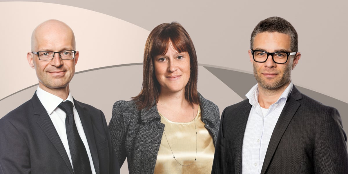 Tv&aring; m&auml;n och en kvinna st&aring;r bredvid varandra.