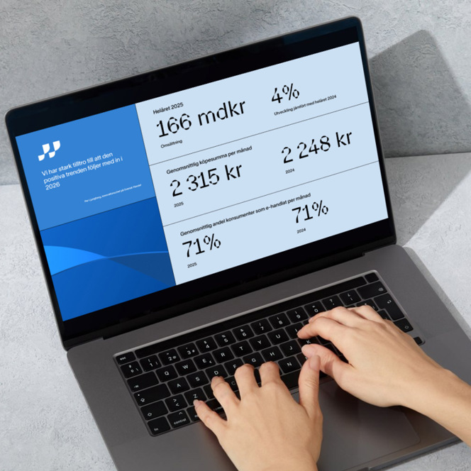 En person skriver på en bärbar dator.