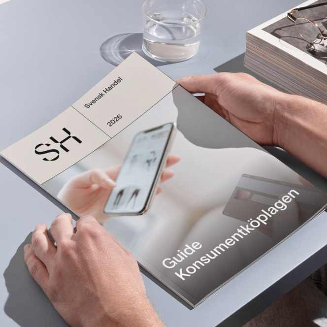 En person som sitter vid ett bord med en bok.